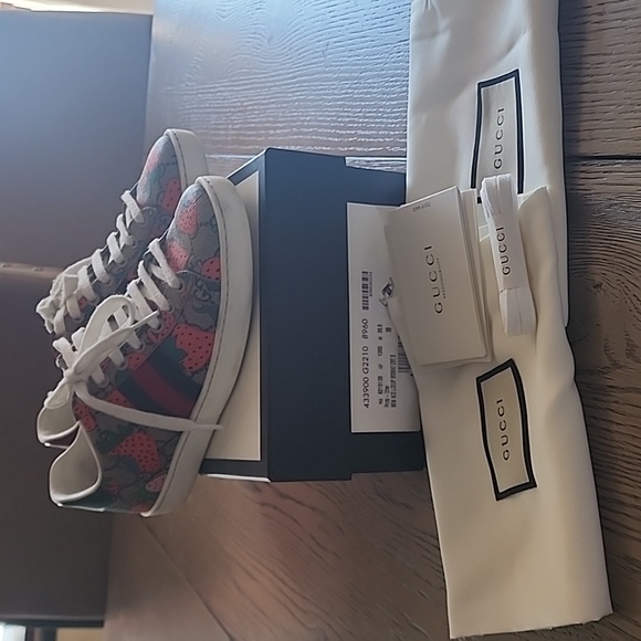 Gucci Sneakers - Picture 2 of 9